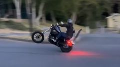 Video divertenti in moto: impennata col chopper finisce male