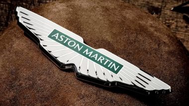 L'inconfondibile stemma Aston Martin