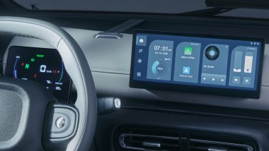 Linktour Alumi: dettaglio della plancia con cruscotto digitale da 5'' e touchscreen da 10,25''