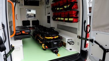 L'interno dell'ambulanza Nissan NV400