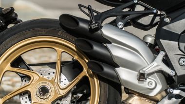 Lo scarico di serie della MV Agusta Superveloce 800