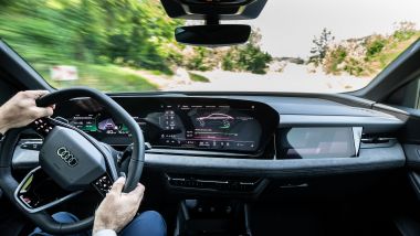 Lo schermo per il passeggero sulla Audi SQ6 e-tron Sportback 2025 gli dà accesso all'infotainment