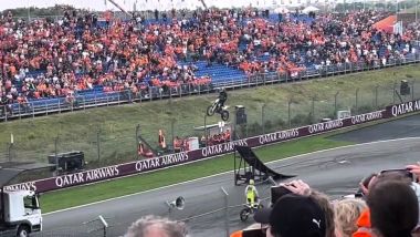 Lo stuntman Honza Kabát spicca il volo nello show al GP d'Olanda