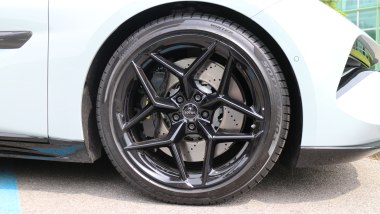 Lotus Emeya 600 Sport SE: i cerchi dell'esemplare in prova sono da 21 pollici di diametro