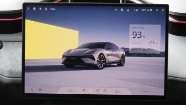 Lotus Emeya 600 Sport SE: il display da 15,1'' del sistema multimediale connesso alla rete