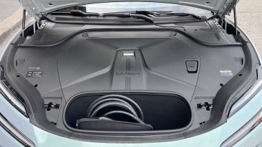 Lotus Emeya 600 Sport SE: il frunk da 46 litri pu&ograve; contenere i cavi di ricarica e piccoli oggetti