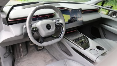 Lotus Emeya 600 Sport SE: interni lussuosi con una plancia ad alto tasso digitale
