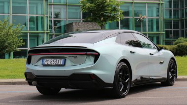 Lotus Emeya 600 Sport SE: la prova della maxi berlina elettrica del brand inglese