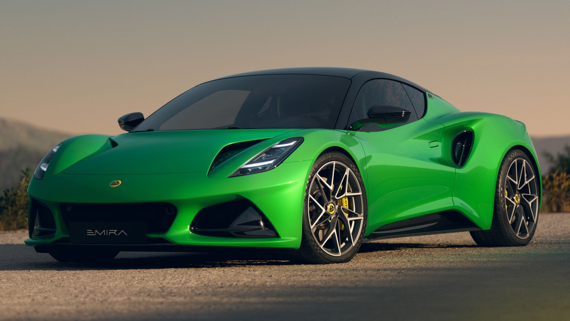 Lotus Emira 2025: nuove versioni V6 SE e Turbo. Prezzi e dettagli
