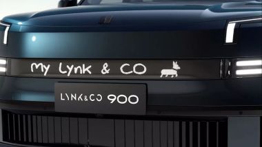 Lynk &amp; Co 900: il pannello LED fra i fari può comunicare informazioni