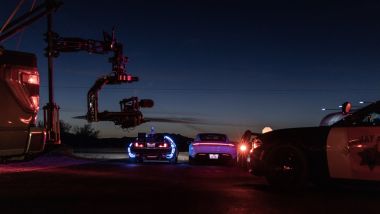 Macchine da presa e auto della polizia per il video Porsche Taycan vs DeLorean