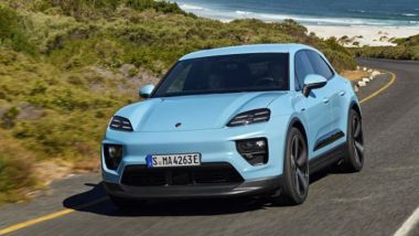 Malessere in auto: più silenzio e meno vibrazioni potrebbero causare il mal d'auto sulle BEV