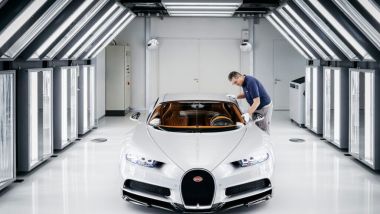 Manifattura artigianale Bugatti: un lavoro certosino per controllare le sfumature