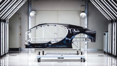 Manifattura artigianale Bugatti: verifica delle imperfezioni sui pannelli carrozzeria