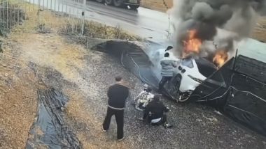 Maniglie non si aprono, passeggeri estratti per miracolo (Screenshot: YouTube/@CarScoops)