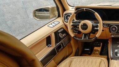 Mansory P720: l'abitacolo &egrave; pi&ugrave; sobrio rispetto alle scelte cromatiche della carrozzeria
