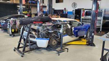 Manutenzione Bugatti Veyron: il meccanico sopra il W16 per la manutenzione