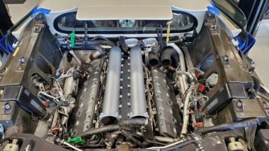 Manutenzione Bugatti Veyron: il vano motore con il muscoloso W16 che riempie ogni angolo