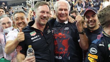 Masashi Yamamoto, Christian Horner, Helmut Marko e Sergio Perez (Red Bull) festeggiano il titolo di Max Verstappen