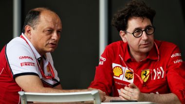 Mattia Binotto (Scuderia Ferrari) a colloquio nel paddock di F1 con Frederic Vasseur (Sauber Alfa Romeo)