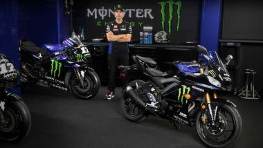 Maverick Vinales con la Yamaha YZF-R3 Monster Energy MotoGP Edition 2020