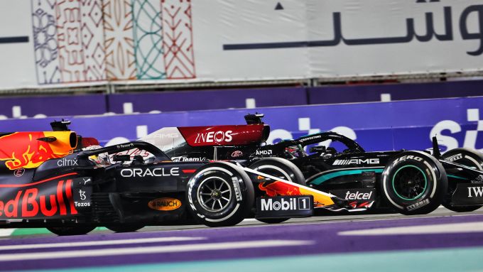 Max Verstappen (Red Bull) e Lewis Hamilton (Mercedes) in battaglia a Jeddah