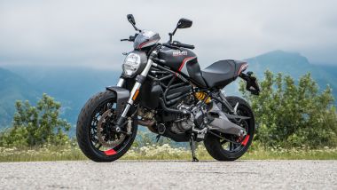 Maxi comparativa naked medie: Ducati Monster 821 Stealth, 3/4 anteriore