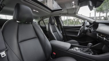 Mazda 3 e-Skyactiv X Sedan: l'abitacolo elegante e molto ben rifinito