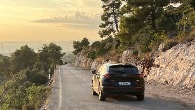 Mazda CX-30 e-skyactiv X: colori caldi al tramonto e strade deserte in Croazia