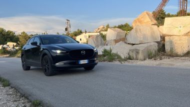 Mazda CX-30 e-skyactiv X: le cave di marmo bianco sull'isola di Brac