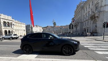 Mazda CX-30 e-skyactiv X: passaggio davanti a Piazza Unità d'Italia a Trieste