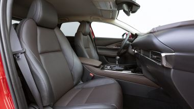 Mazda CX-30 Skyactiv-X 2019: i comodi sedili in pelle