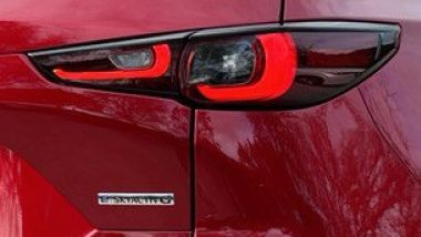 Mazda CX-5 2023: i fari a LED posteriori e il logo dei motori MHEV