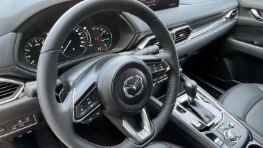 Mazda CX-5 2023: un dettaglio di volante e plancia