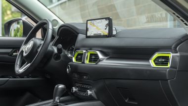 Mazda CX-5 Skyactiv-D 2WD Aut Newground: interni vivacizzati dalle finiture giallo lime