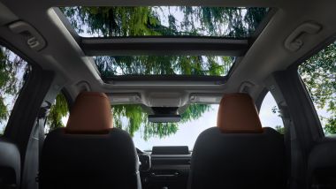 Mazda CX-50, il tetto panoramico è una novità per il Marchio