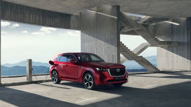 Mazda CX-60 2025 plug-in hybrid in ricarica