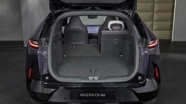 Mazda CX-6e: baule capiente, ma schienali posteriori divisibili 60:40 e non 40:20:40