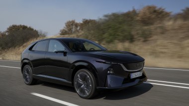 Mazda CX-6e: convincono il comfort generale e il piacere di guida in chiave elettrica