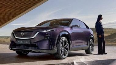 Mazda CX-6e: due versioni e prezzi di 46.750 euro e 49.750 euro