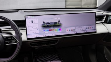 Mazda CX-6e: il touchscreen da 26'' del sistema d'infotainment elimina i tasti fisici