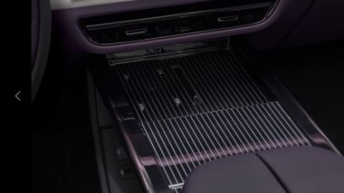 Mazda CX-6e: la piastra di ricarica wireless per lo smartphone