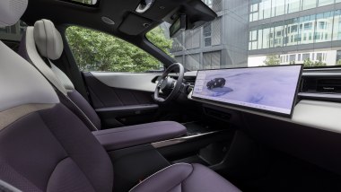 Mazda CX-6e: l'abitacolo lussuoso e confortevole, con rivestimenti audaci