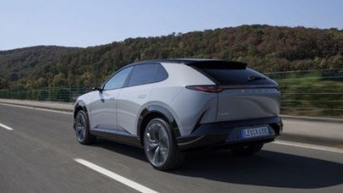 Mazda CX-6e: sterzo diretto e sospensioni ben tarate assicurano buona guidabilit&agrave; e comfort