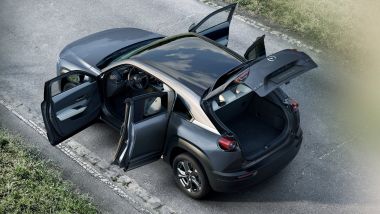 Mazda MX-30: vista dall'alto con tutte le portiere e il bagagliaio aperti
