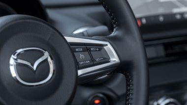 Mazda MX-5 2023 1.5 Homura, i comandi del cruise control non adattivo