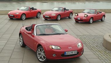 Mazda MX-5 NC davanti alle precedenti generazioni