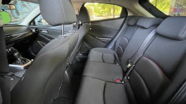 Mazda2 e-Skyactiv Homura: ben fatti i sedili posteriori, ma lo spazio non è tantissimo
