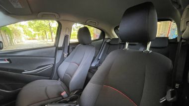 Mazda2 e-Skyactiv Homura: cuciture rosse che tornano anche sui sedili