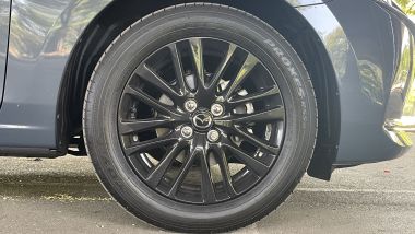 Mazda2 e-Skyactiv Homura: di serie i cerchi in lega scuri da 16''